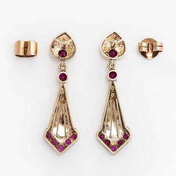 A pair of ca. 13K and 14K gold earrings with rubies and diamonds ca. 0.08 ct in total.