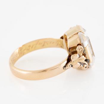 Ring, 18K guld med syntetisk vit spinell, skena stämplad Göteborg 1897.