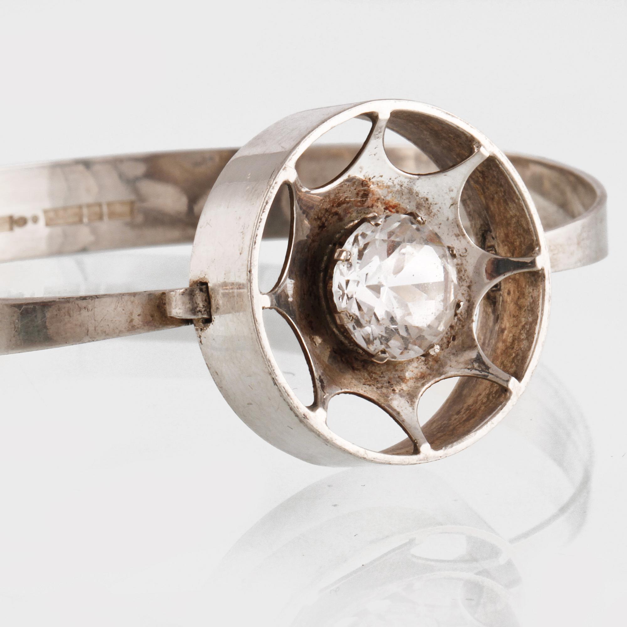 ARMRING, silver med fasettslipad bergkristall, Turku, Finland, 1970. Vikt 14,8 gram.