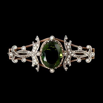 BROSCH, förgyllt silver, med orientpärlor och grön sten, sekelskiftet 1900.