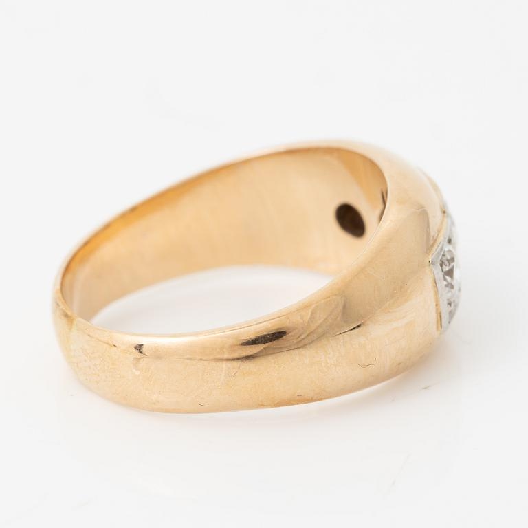 Ring in 14K gold with three round brilliant-cut diamonds.