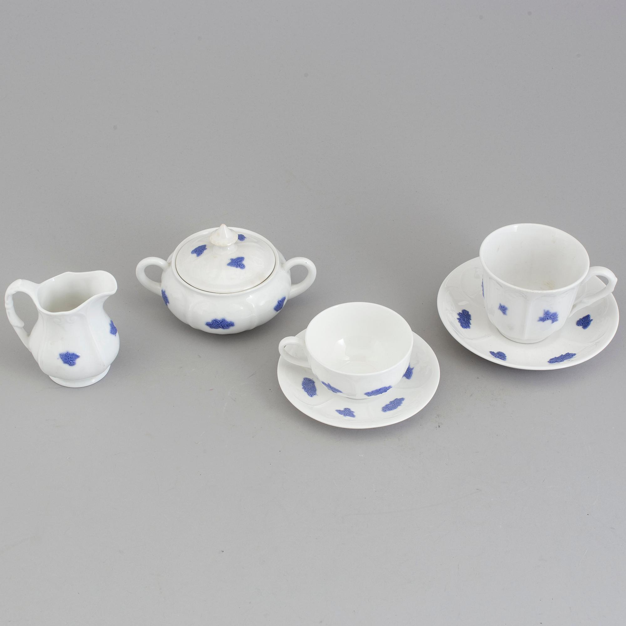 SERVISPORSLIN, 24 snarlika delar, "Blå Blom", Gustavsberg, 1900-tal.