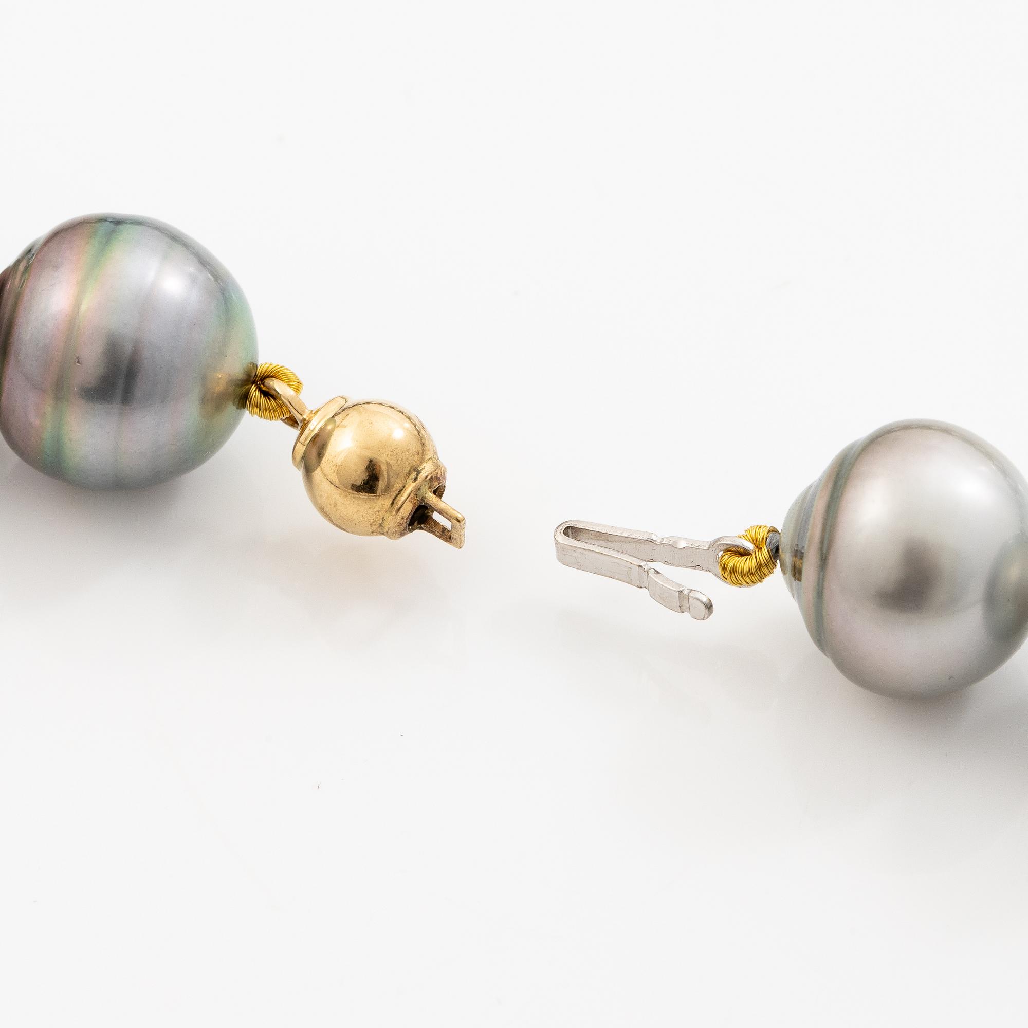 Necklace with cultured baroque Tahitian pearls and an 18K gold clasp.