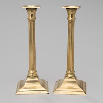 LJUSSTAKAR, ETT PAR, mässing, England sent 1700-tal.