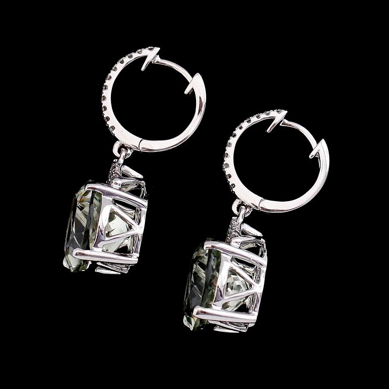 ÖRHÄNGEN, 1 par, 18 k vitguld, briljantslipade diamanter och grön ametist. Total vikt ca 7,3 g.