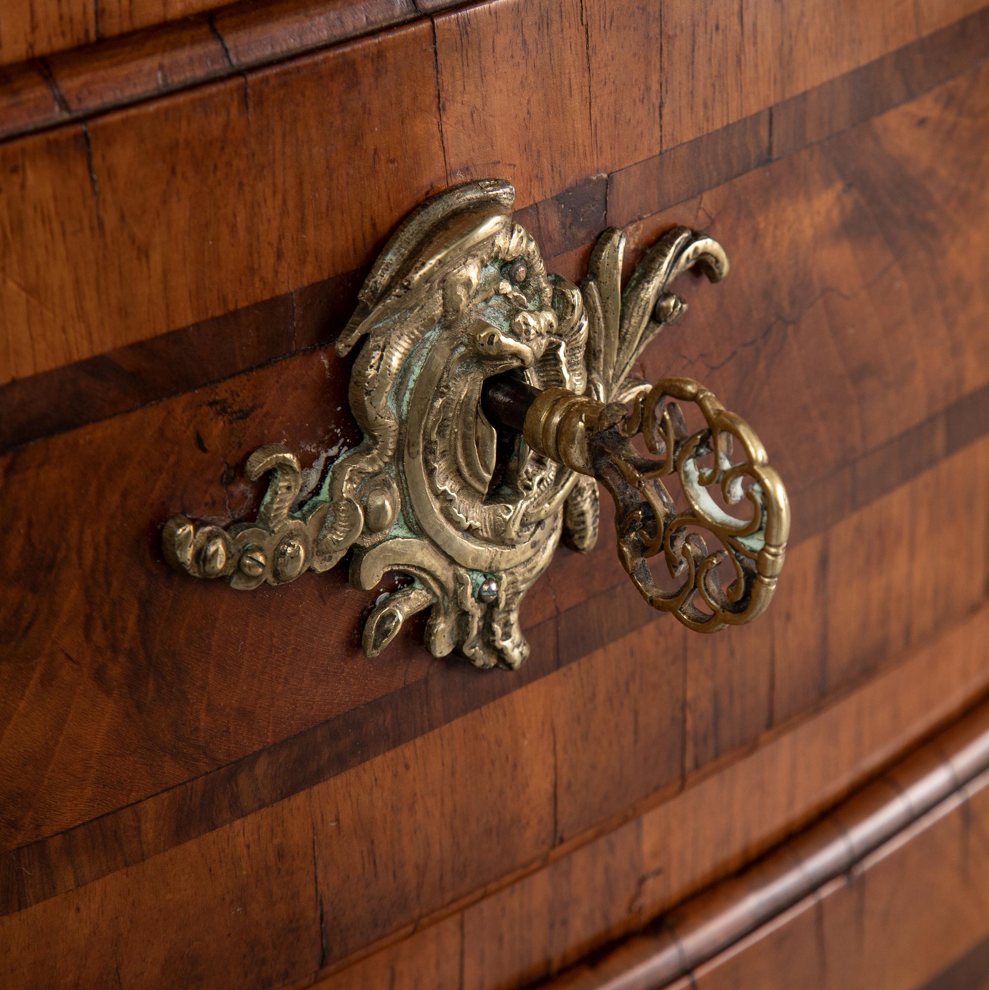 A first half of the 18th Century late Baroque chest of drawers.