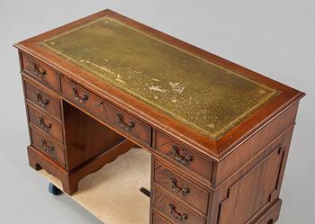 SKRIVBORD, Engelsk stil, 1900-talets andra hälft.