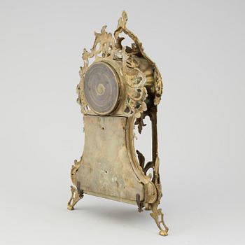 A LOUIS XV-STYLE MANTLE CLOCK, early 20th century.