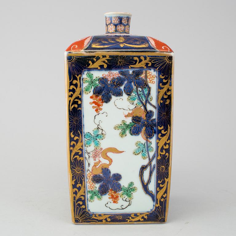 A japanese imari bottle, Meiji period (1868-1912).