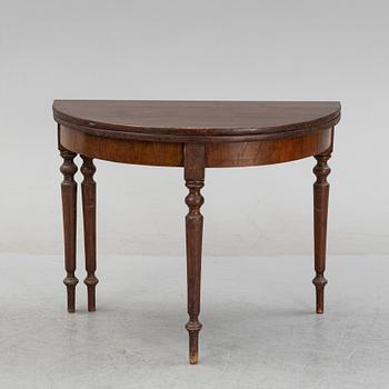 Bord, så kallat halvmånebord, 1800-talets andra hälft.