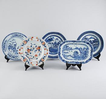 FOUR PLATES AND ONE DISH, Qianlong (1736- 1795) and Jiaqing (1739-1820).