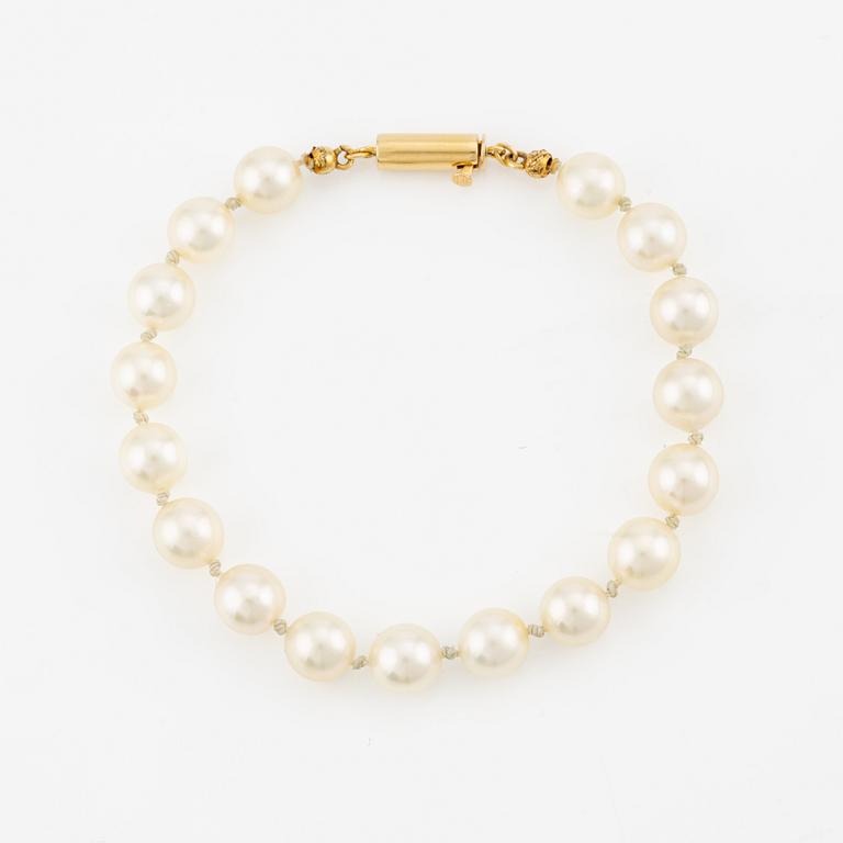 Bracelet, with cultured pearls, 18K gold clasp.