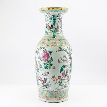 A Chinese famille rose vase, late Qing dynasty/early 20th century.