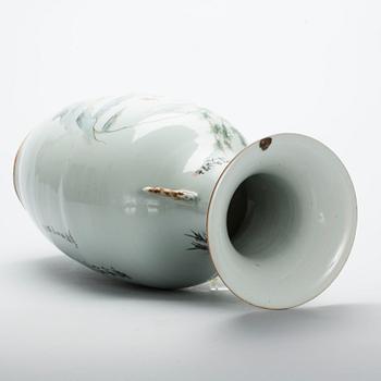 GOLVVAS, porslin, Kina, 1900-talets första hälft.