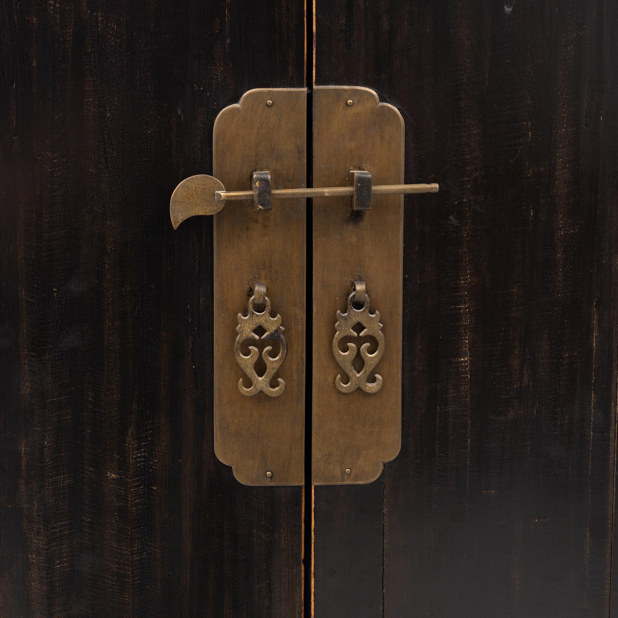 A Chinese cabinet, 20th century.