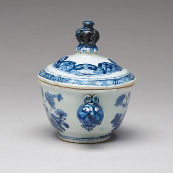 SMÖRTERRIN med LOCK och FAT, kompaniporslin. Qingdynastin, Qianlong (1736-95).