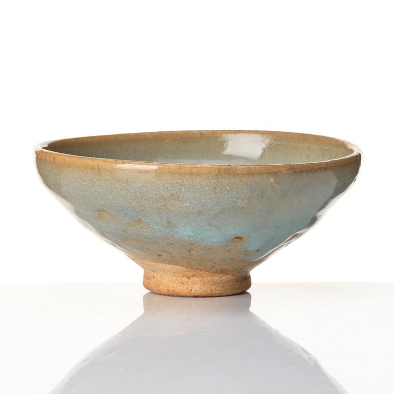 A jun glazed bowl, Yuan/Ming dynasty.