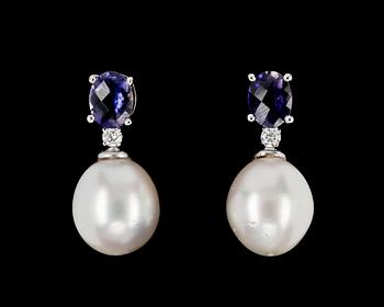 799. EARRINGS, iolites, brilliant cut diamonds and cultured South sea pearls.