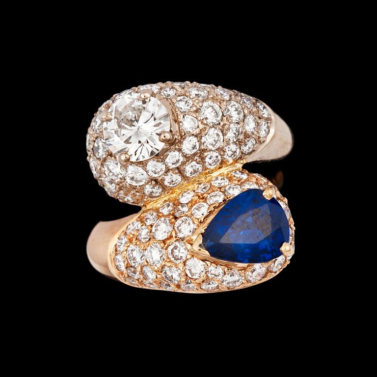 RING med droppformad safir samt diamanter tot. 3.4 ct varav den större diamanten 0.80 ct.