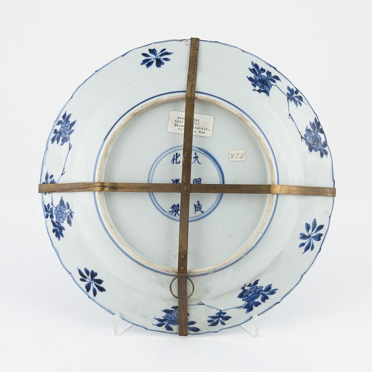 A blue and white porcelain dish, China, Kangxi (1662-1722).