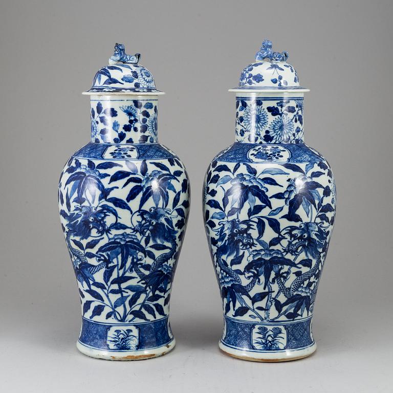 A pair of blue and white vases, Qing dynasty, late 19th century.