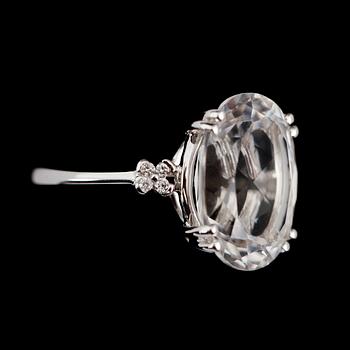 RING, 14 k vitguld, oval fasettslipad kvarts och 10 briljantslipade diamanter totalt ca 0.05 ct.