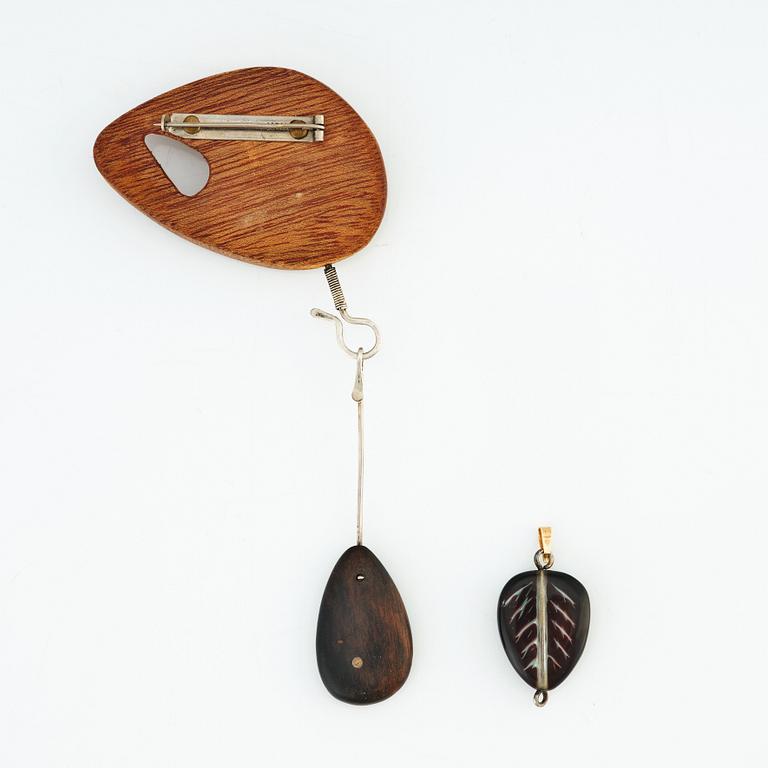 Vivianna Torun Bülow-Hübe, a wooden brooch with a pendant + additional pendant of glass by Edward Hald, Sweden ca 1948-1953.