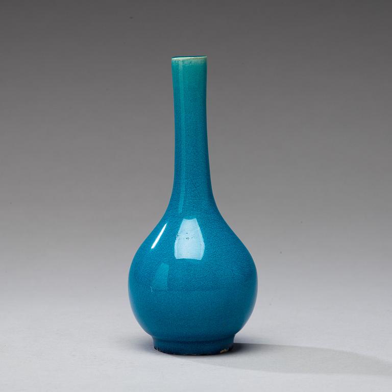 A turquoise glazed vase, Qing dynasty (1644-1912).