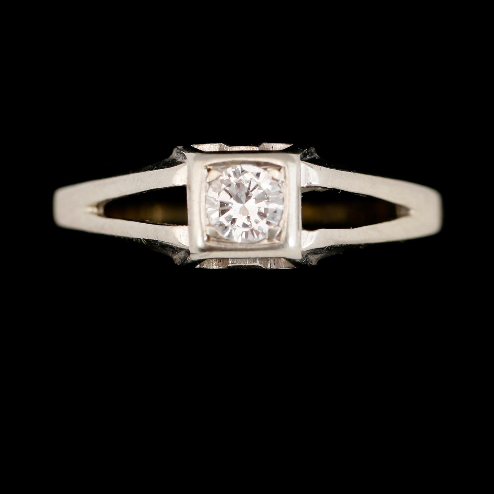 RING, 18K guld och briljantslipad diamant ca 0.49 ct enligt gravyr, svenska stämplar 1965. Total vikt ca 3 g.