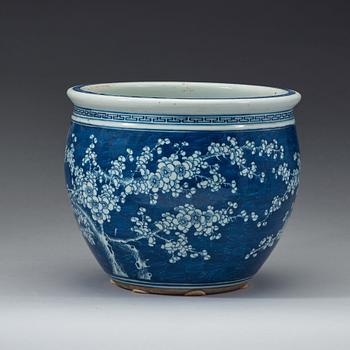 A blue and white scrollpot/fish basin, Qing dynasty, 19th Century.