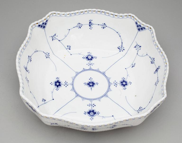 SERVISDELAR, 13 delar, porslin, Royal Copenhagen, "Musselmalet", 1900-tal.