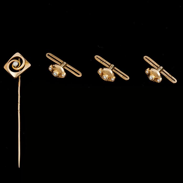 FRACKKNAPPAR och KRAVATTNÅL, 3+1, 18k guld med dekor av pärlor, bla Gustaf Dahlgren, Malmö 1899.Total vikt ca 4,5 gram.