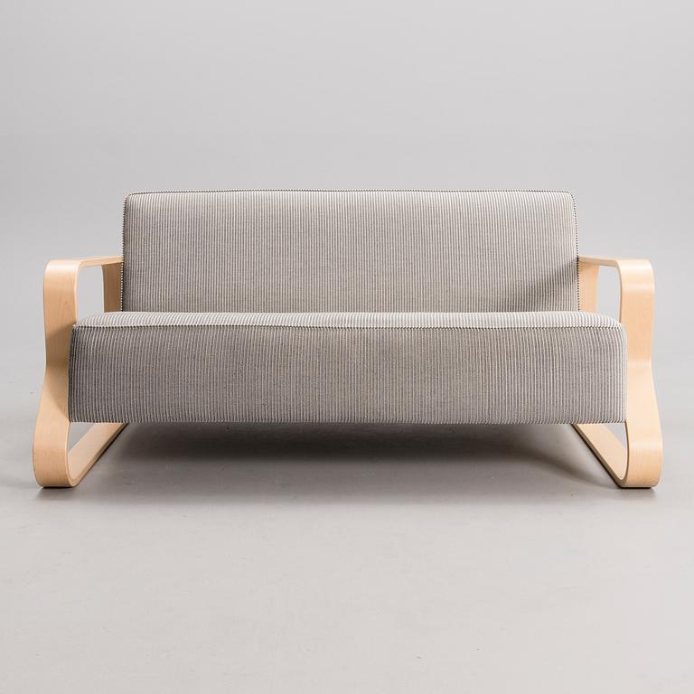 ALVAR AALTO, An Artek sofa model 544, 21 century.