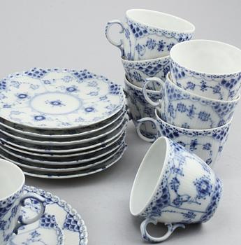 SERVISPORSLIN samt VAS, 18+1 delar, "Musselmalet", Royal Copenhagen, 1900-talets andra hälft.