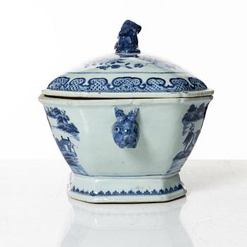 A Chinese export porcelain tureen, Qing dynasty, Qianlong (1736-95).