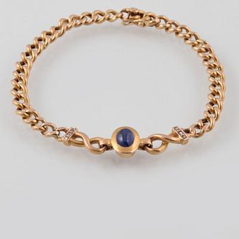 ARMBAND, 18K guld med 6 rosenslipade diamanter samt cabochonslipad blå safir, utländsk stämpel. Vikt 8,9 gram.