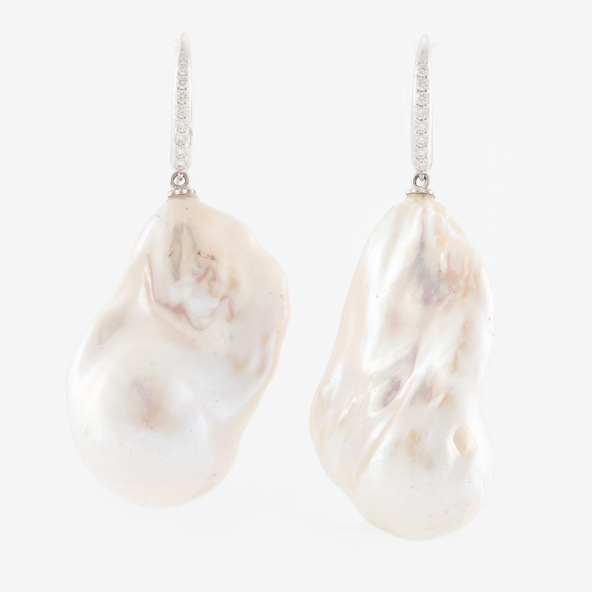 Örhängen 18K vitguld med odlade barocka sötvattenspärlor och briljantslipade diamanter.