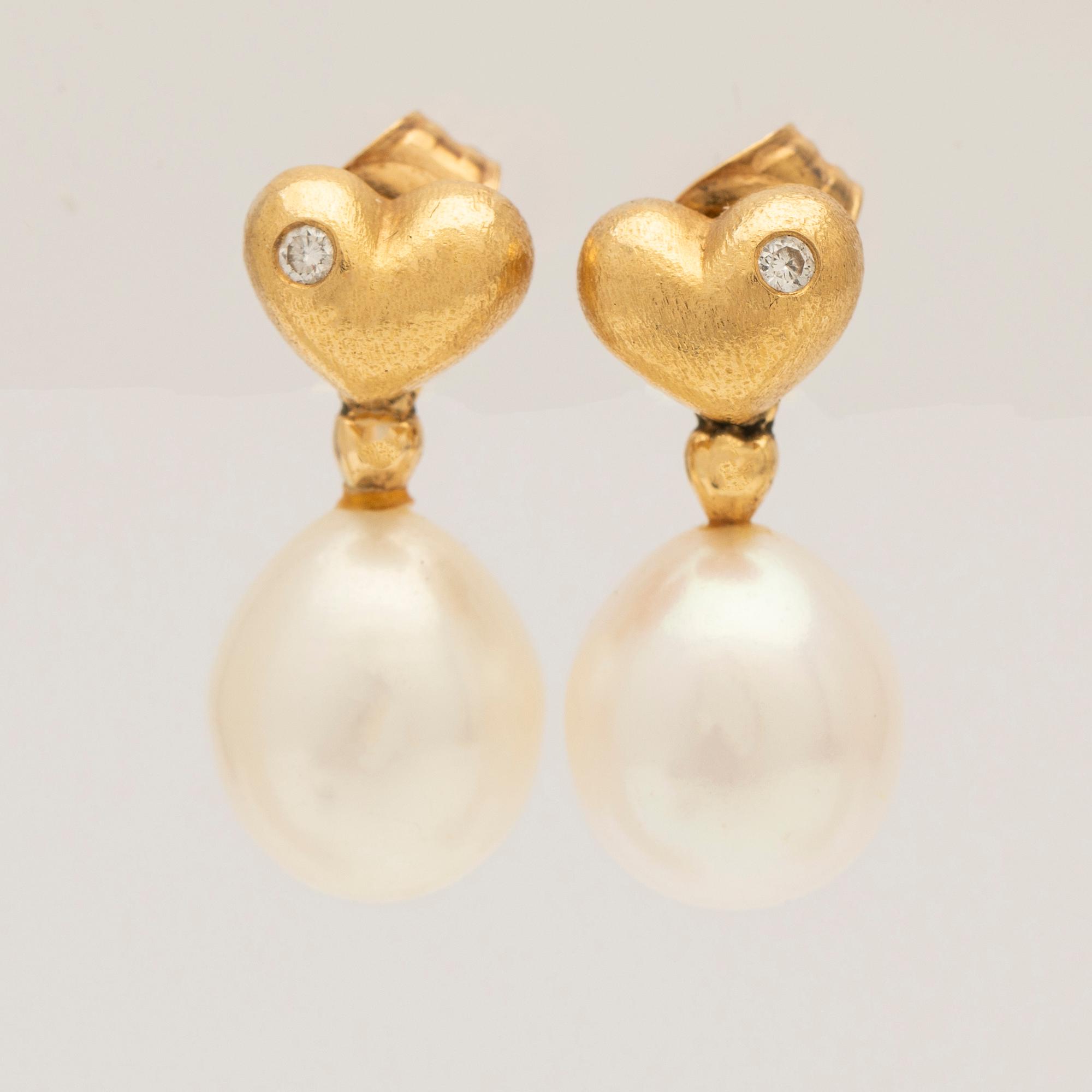 Ole Lynggaard, earrings, a pair, 18K gold with pearl and diamond.