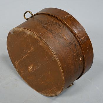 HATTASK, trä, daterad 1881.