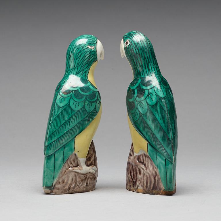 A pair of Chinese porcelain figures of parrots, circa 1900.