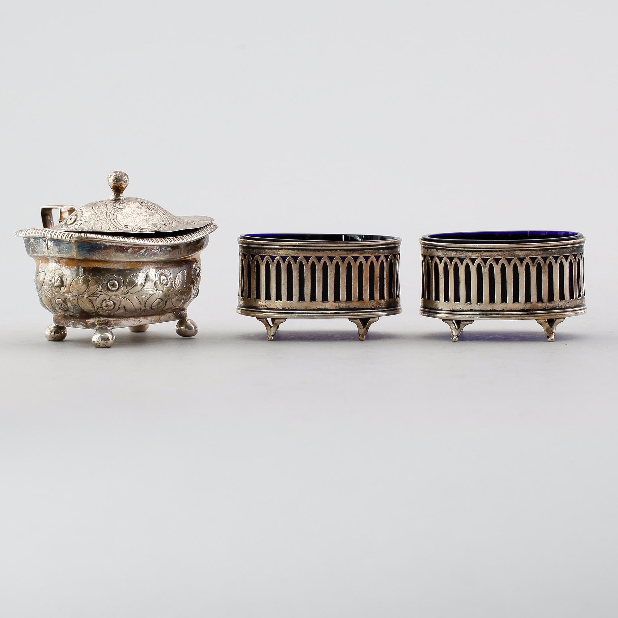 SALTKAR, 1 par samt SENAPSKAR, silver, England, 1800-/1900-tal. Vikt ca 154 gram.