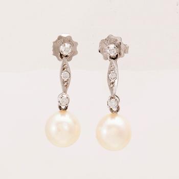 Earrings 18K white gold with round brilliant-cut diamonds and cultured pearls.