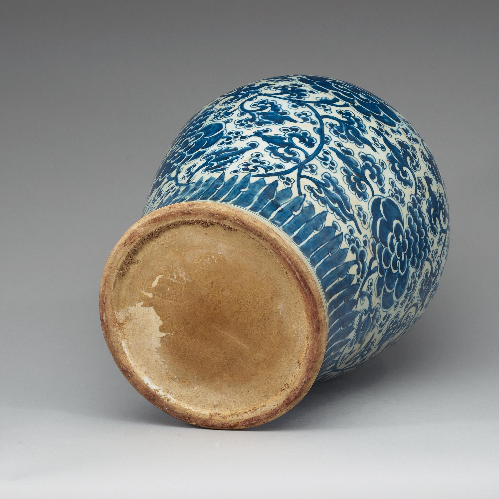 A large blue and white jar, Qing dynasty, Kangxi (1662-1722).