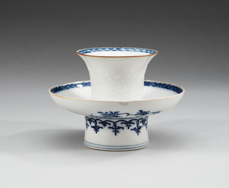 A blue and white cup with stand, Qing dynastin, Qianlong (1736-95).
