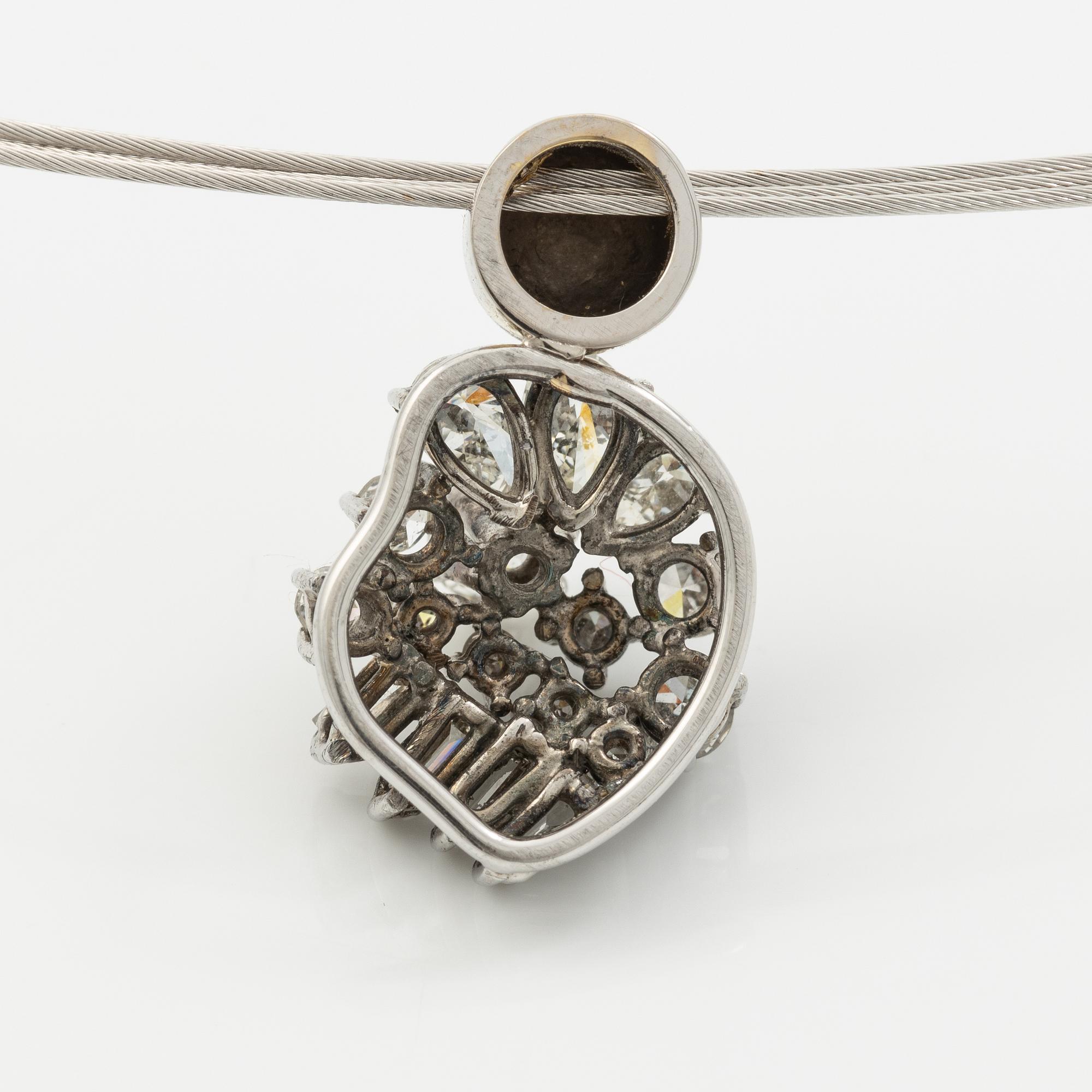 Collier 18K vitguld med dropp-, baguette och briljantslipade diamanter.