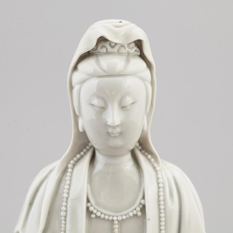 A blanc de chine figurine of a Guanyin, Qing dynasty, 19th century.