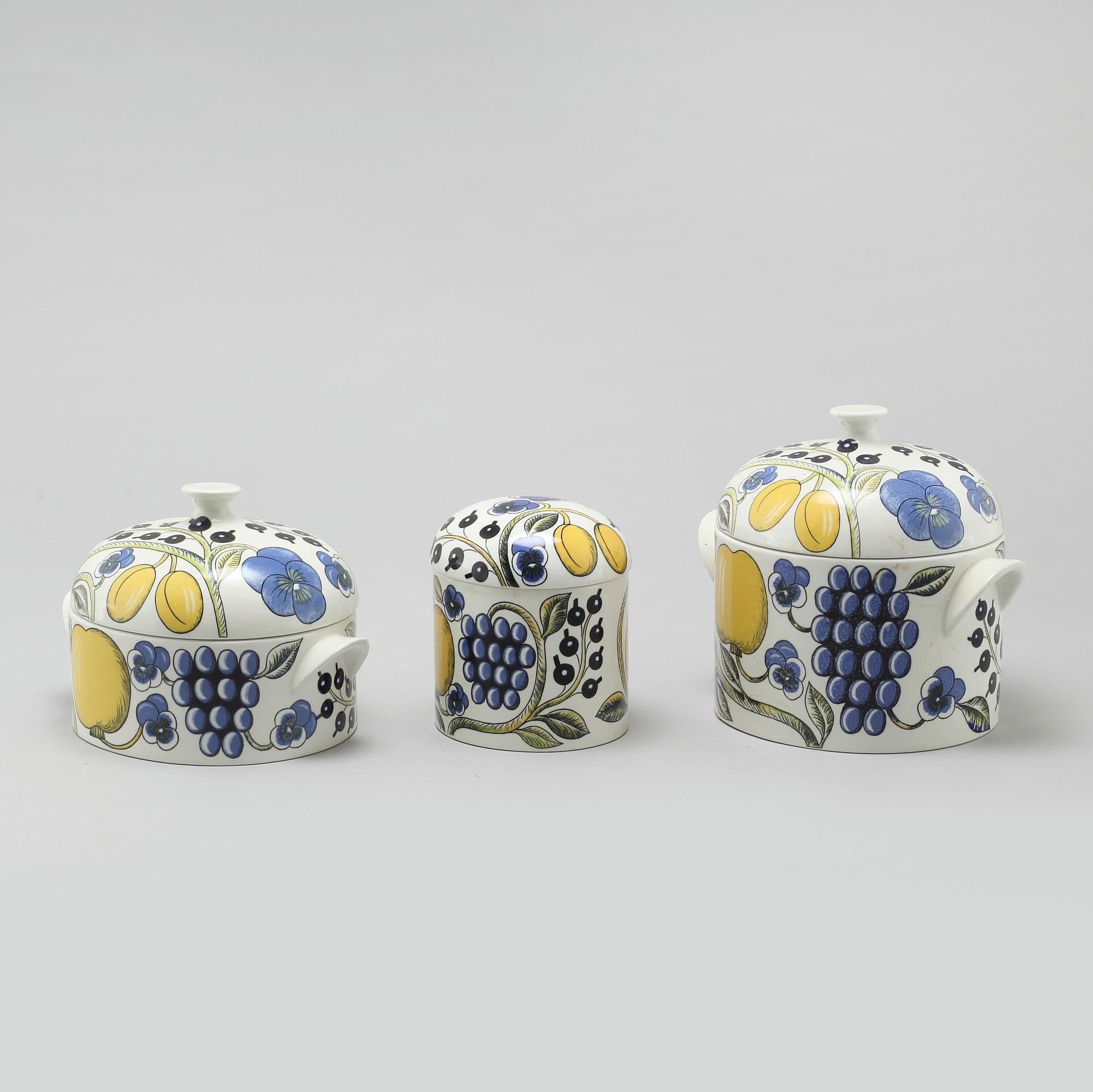 43 pieces of porcelain tableware by Birger Kaipiainen for Arabia, model "Paratiisi", second half of the 20th century.