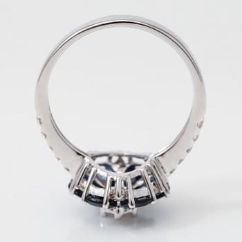 RING, blå safirer totalt ca 1,80 ct, diamanter totalt ca 0,44 ct.