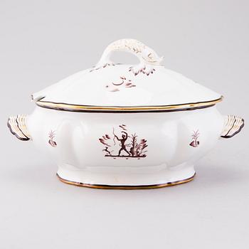 A 16-pcs set of 1930s-1940s 'Diana' tableware from Arabia, Finland.