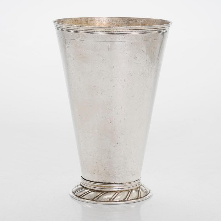 Bägare, silver, S:t Petersburg 1769, mästarstämpel ZH, möjligen Zacharias Heideman.